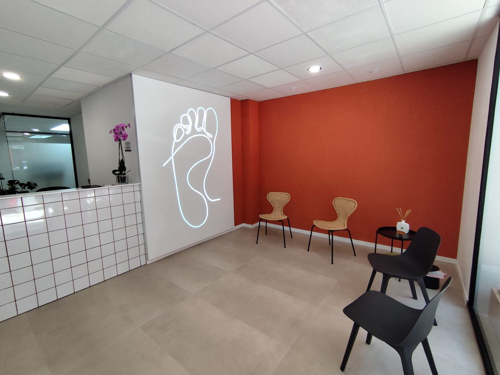 Entrada y recepción de la clínica